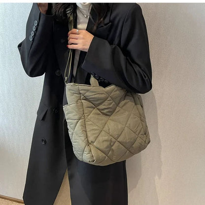 Sac pour maternité vert tenu à la main en extérieur