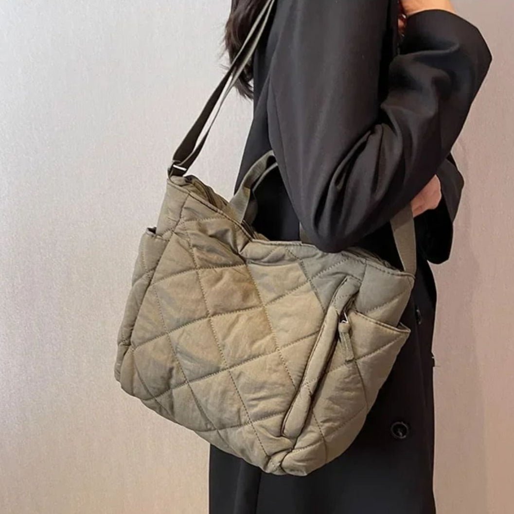 Sac pour maternité vert matelassé porté en bandoulière