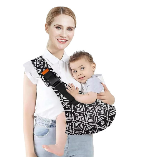 Sling echarpe de portage noir et blanc a motifs geometriques, porte en face-a-face par une maman.