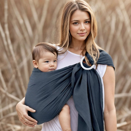 Sling echarpe de portage gris en portage hanche avec bébé attentif