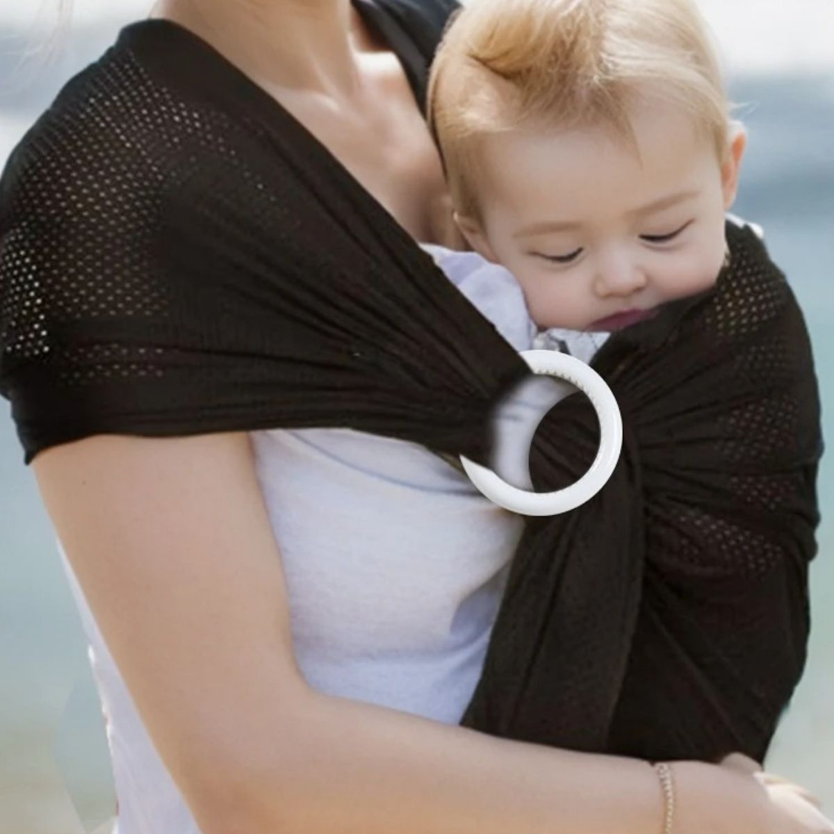 Sling echarpe de portage noir respirant porté à la plage avec bébé