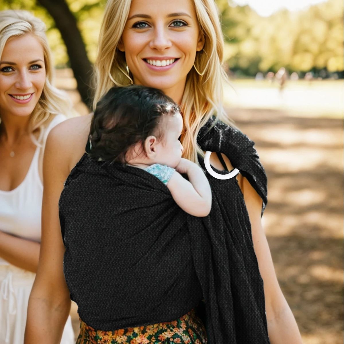 Sling echarpe de portage noir porté par maman avec bébé endormi