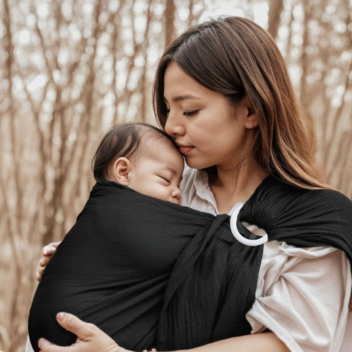 Sling echarpe de portage noir en portage ventral avec bébé dormant