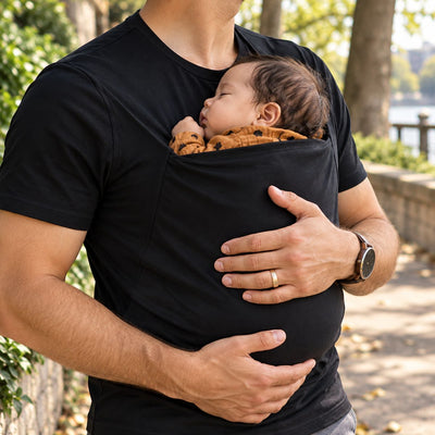 T-shirt porte-bébé noir pour homme avec nouveau-né contre la poitrine en extérieur
