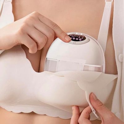 utilisation du tire lait electrique portable glisse dans un soutien-gorge